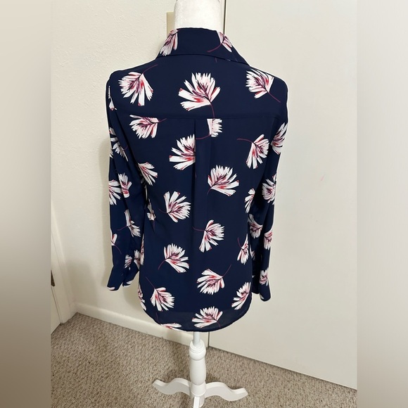 Express women’s blouse v neck button lightweight navy floral professional top S - Picture 3 of 7